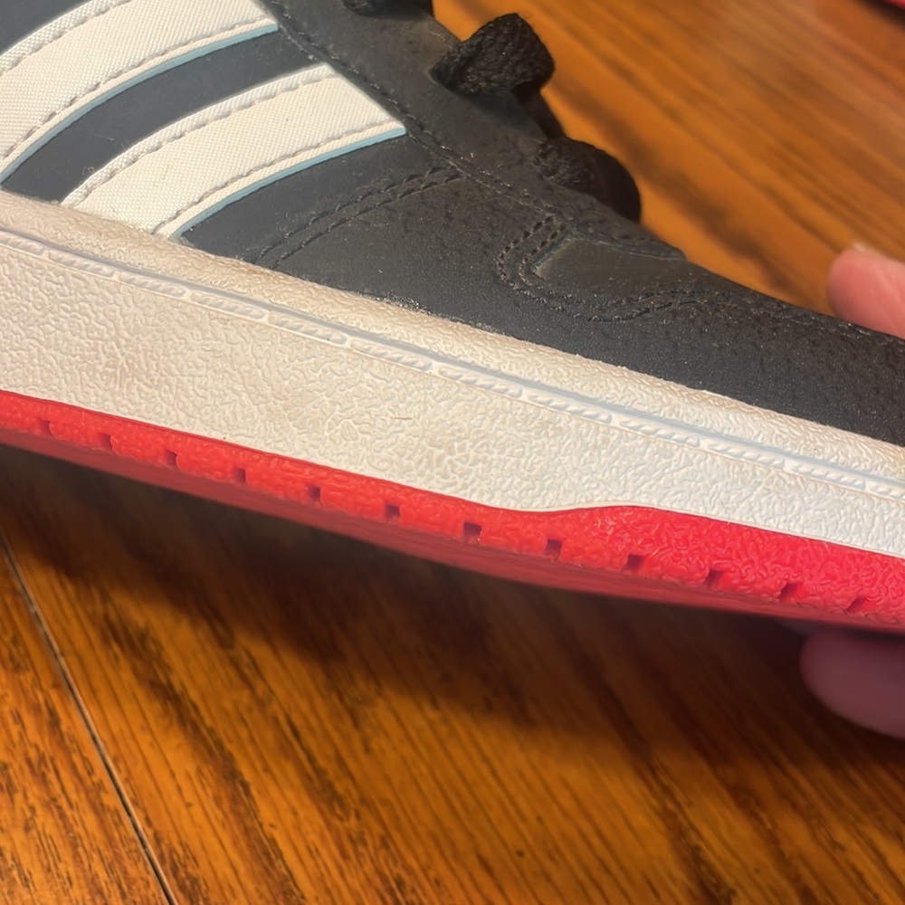 Adidas hoop, 2.0 med for kids, size 1.5, preowned, worn twice. - Picture 8 of 9